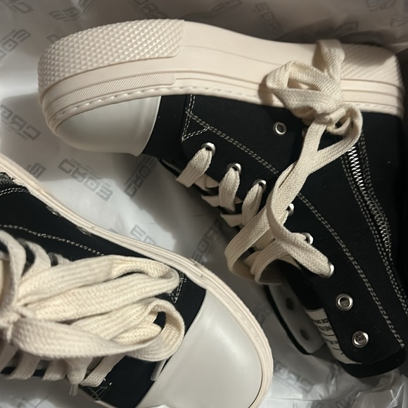 Runs small - Picture 4 of 4